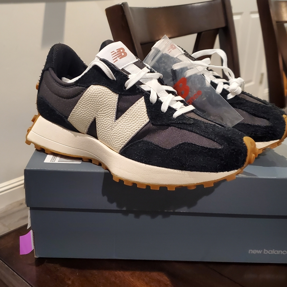 New Balance 327 Black White Gum (W)